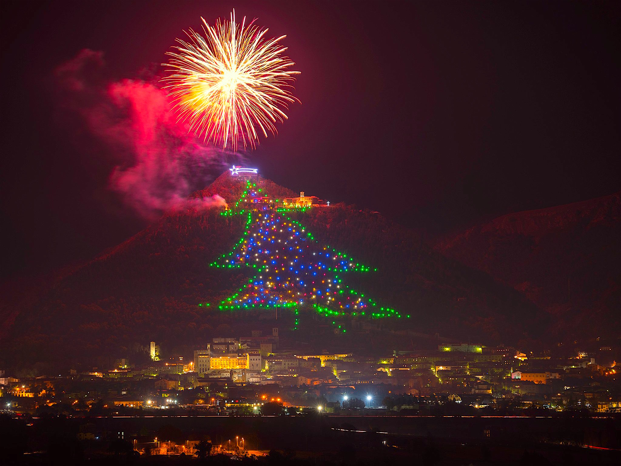 A Gubbio Il Pi Grande Albero Di Natale Del Mondo Vviaggivviaggi